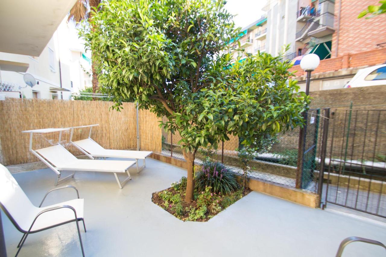 Grande Bilocale Con Giardino E Posto Auto Privato Comodo Al Mare Варацце Экстерьер фото