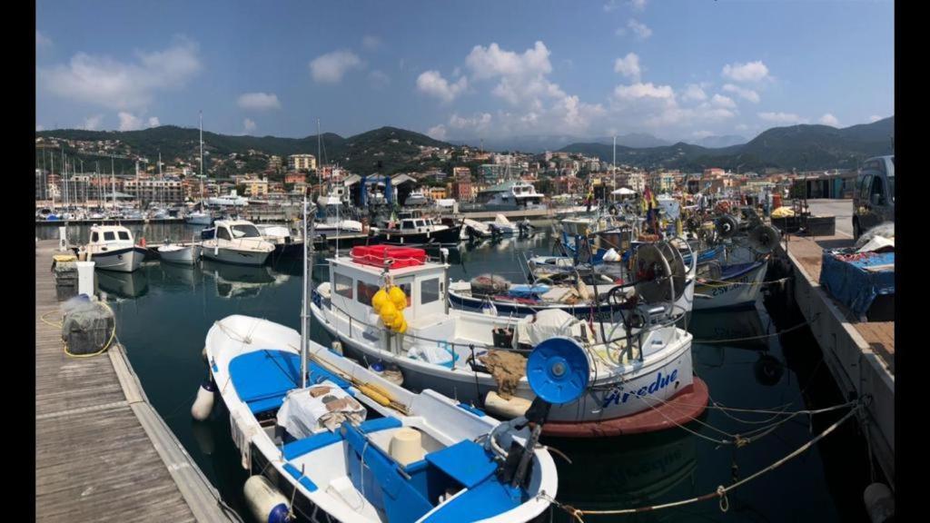 Grande Bilocale Con Giardino E Posto Auto Privato Comodo Al Mare Варацце Экстерьер фото